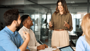 Meetingraum mit 4 Menschen